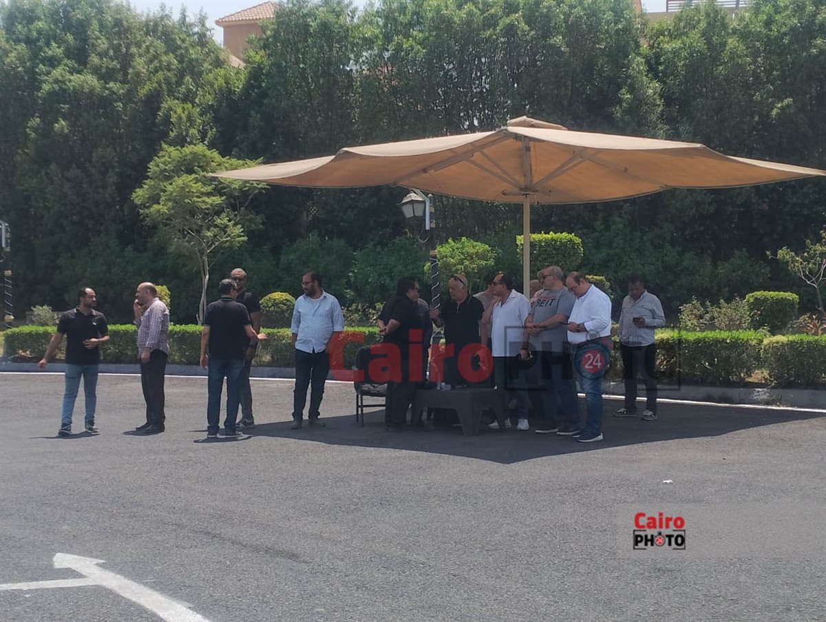 أشرف زكي أول الحضور في جنازة يحيي عزمي