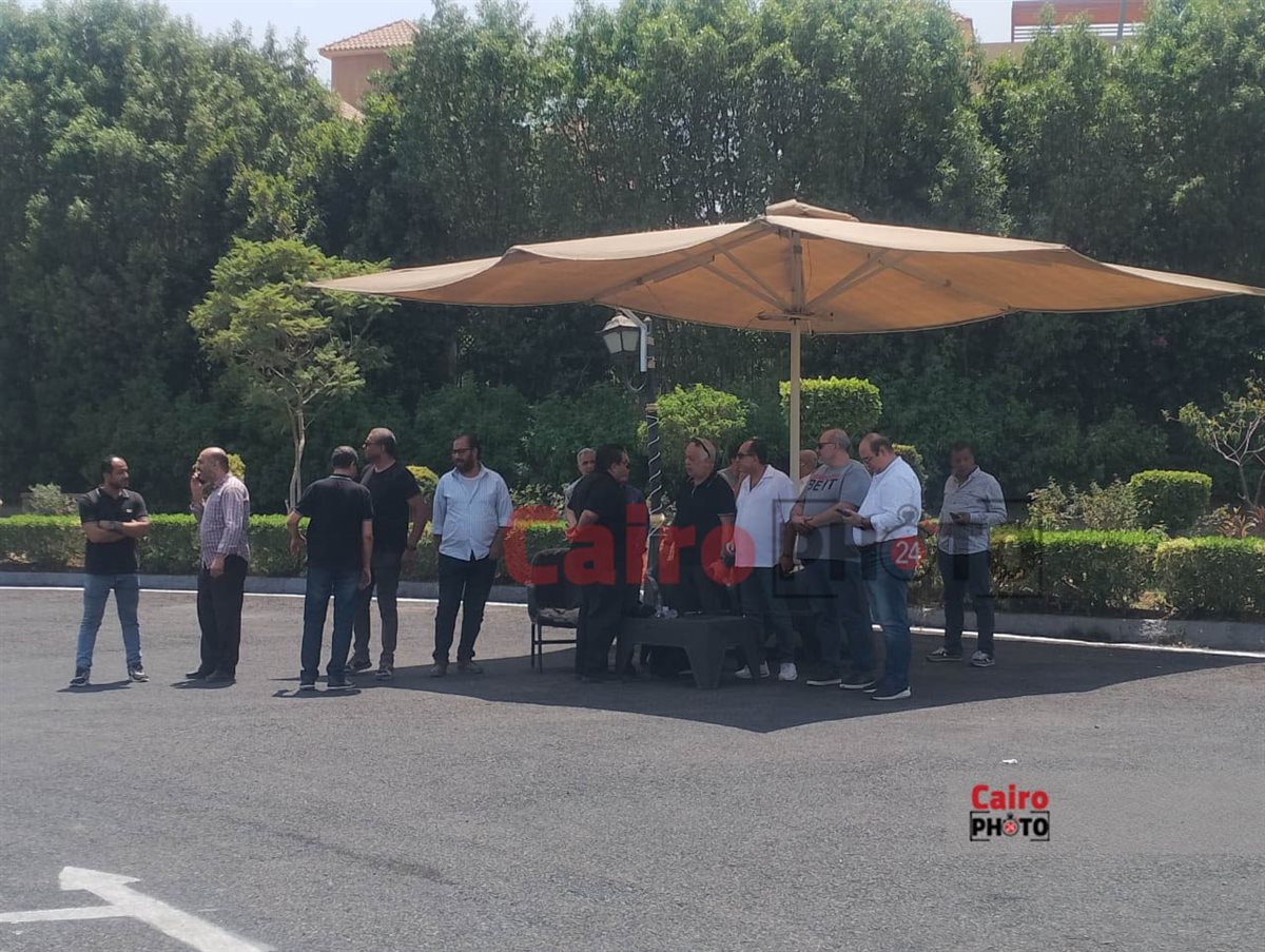 خالد جلال أول الحضور في جنازة يحيى عزمي بمسجد الشرطة