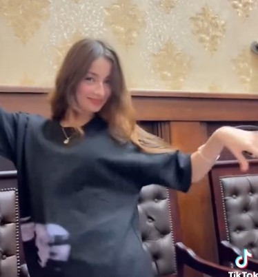 <strong>الأمن يفحص فيديو لفتاة ترقص داخل قاعة محكمة</strong>