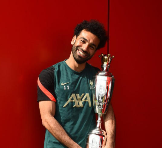 <strong>محمد صلاح رفقة جائزة أفضل لاعب في الدوري الإنجليزي 2022 والمقدمة من رابطة اللاعبين</strong>