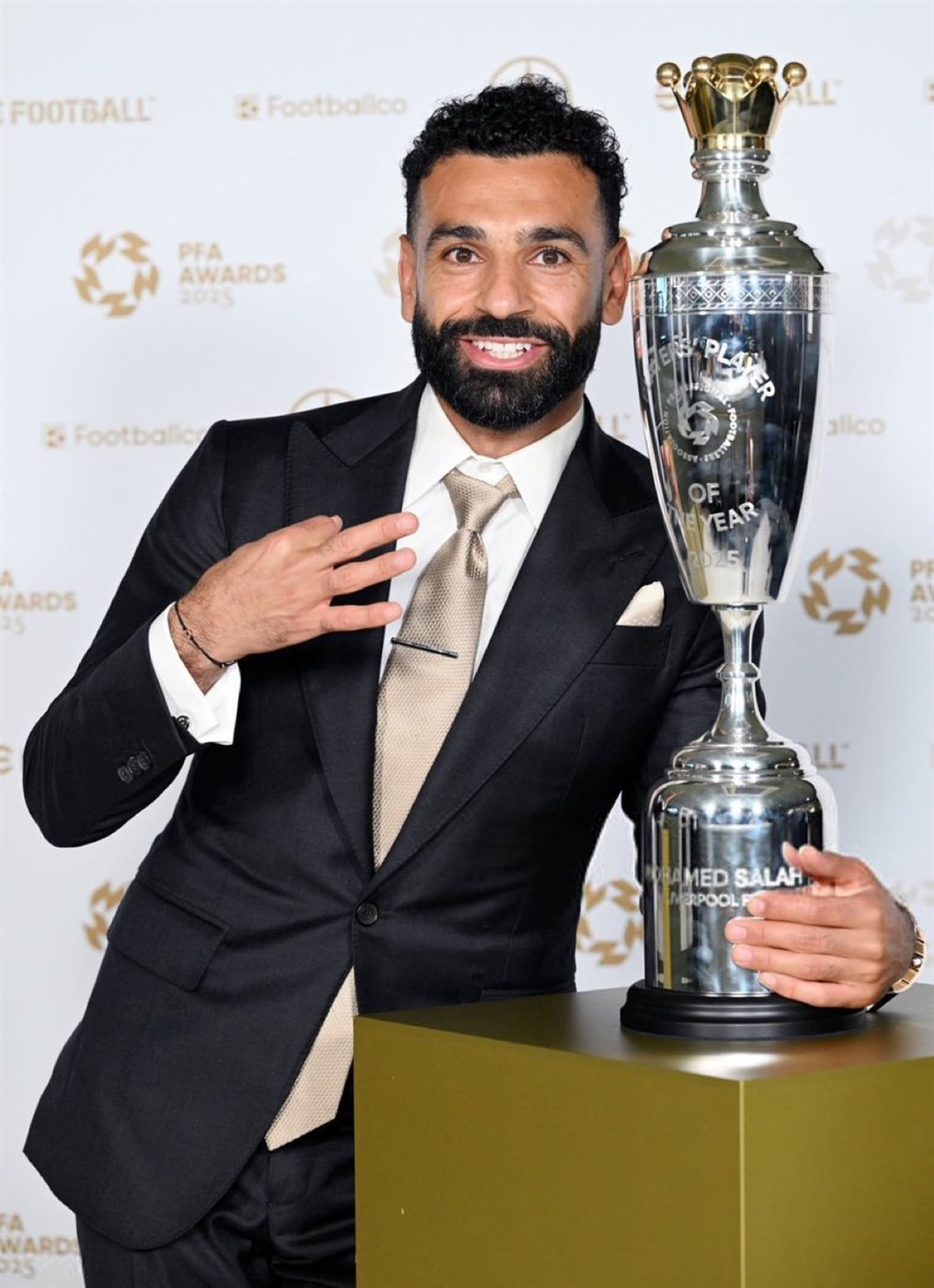 محمد صلاح نجم فريق ليفربول وقائد منتخب مصر رفقة جائزة الأفضل المقدمة من رابطة اللاعبين المحترفين