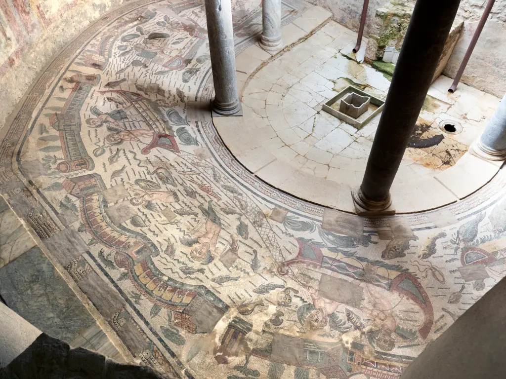 فسيفساء رومانية في صقلية تكشف عن أحذية شبيهة بالموضة الحديثة