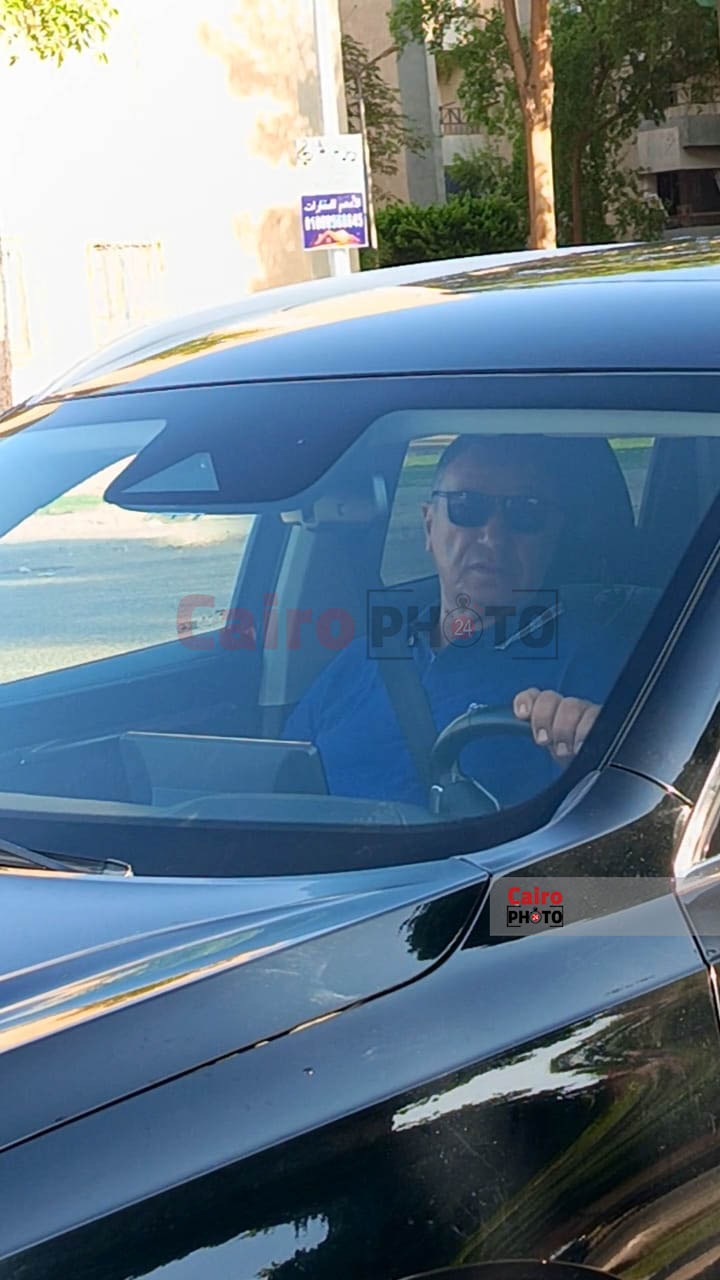 الخطيب يصل المستشفى لمساندة الشناوي