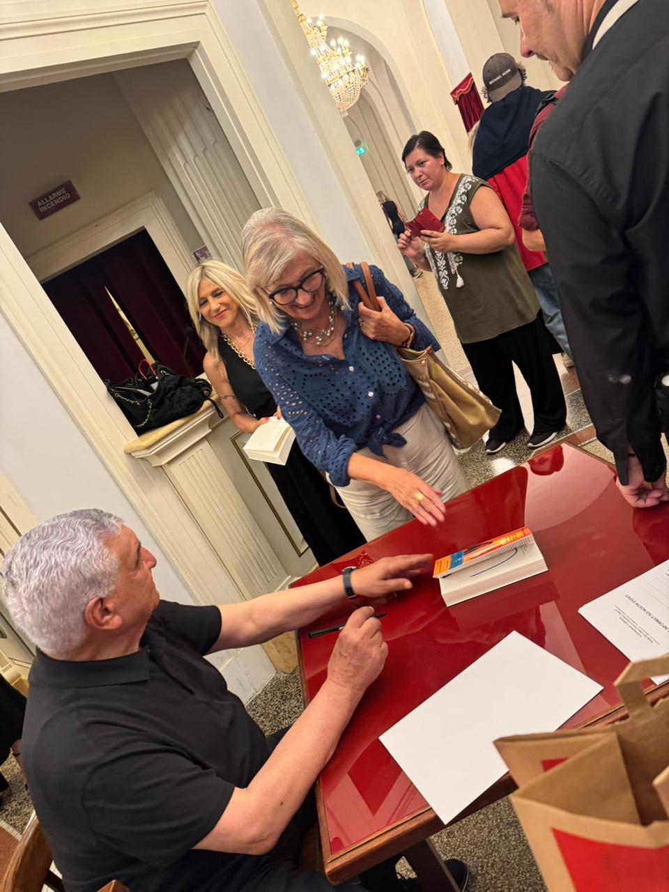 من أريتسو إلى كاتانيا.. جولة إيطالية لزاهي حواس تجمع بين المحاضرات الأثرية وتوقيع الروايات