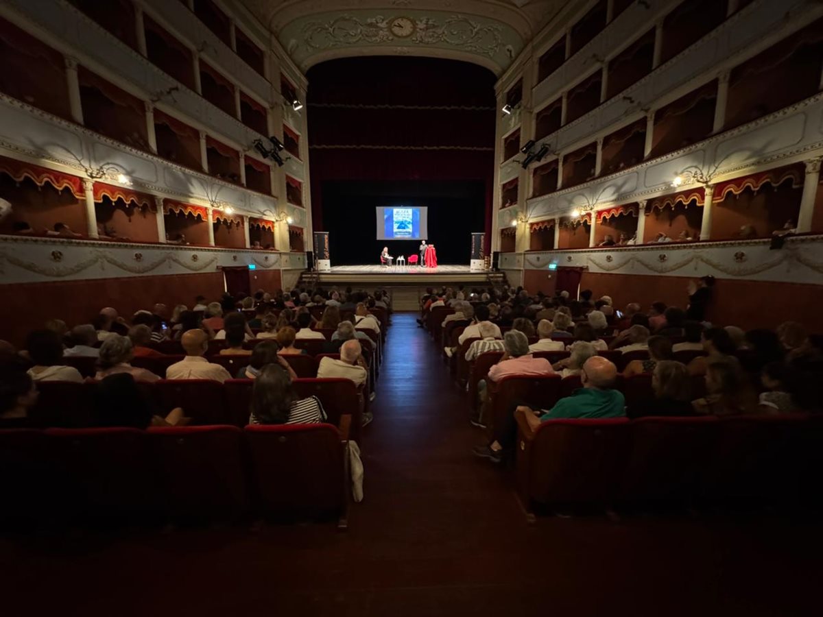 من أريتسو إلى كاتانيا.. جولة إيطالية لزاهي حواس تجمع بين المحاضرات الأثرية وتوقيع الروايات