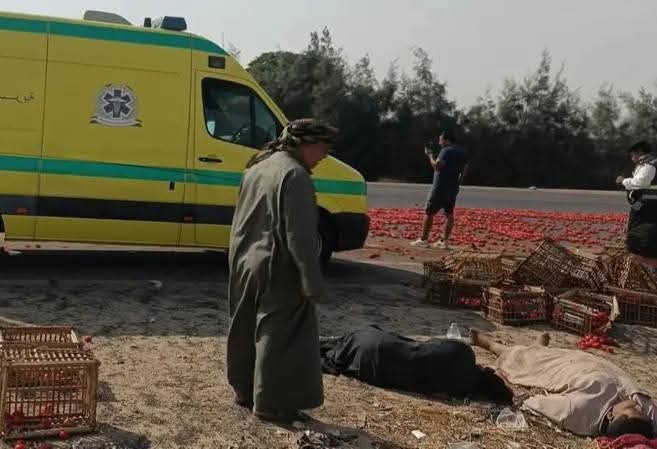 انقلاب سيارة محملة بالطماطم بالطريق الصحراوي بالبحيرة 