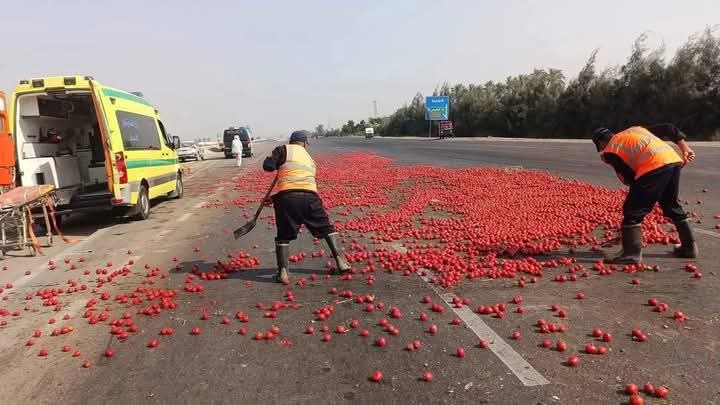 انقلاب سيارة محملة بالطماطم بالطريق الصحراوي بالبحيرة 