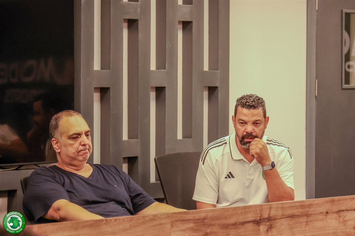 وليد دعبس يعقد جلسة مع لاعبي مودرن سبورت 