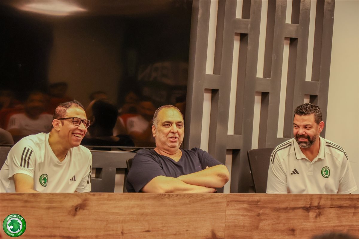 وليد دعبس يعقد جلسة مع لاعبي مودرن سبورت 