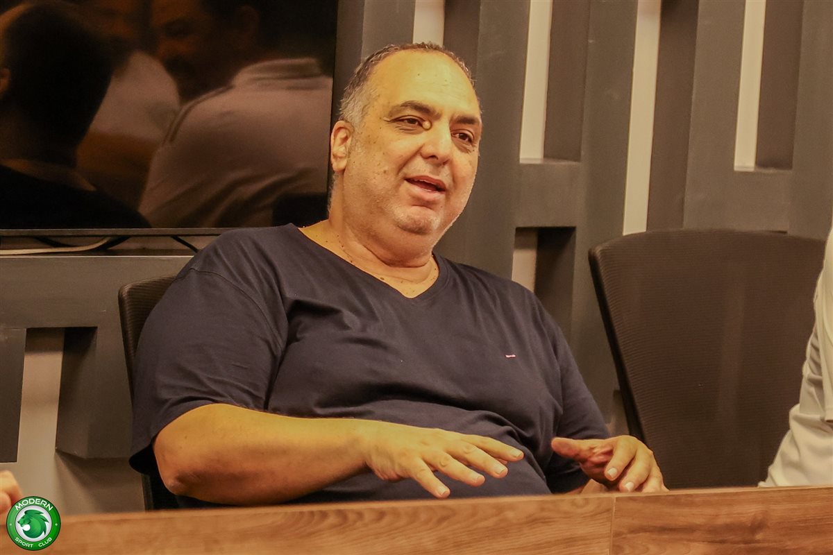 وليد دعبس يعقد جلسة مع لاعبي مودرن سبورت 