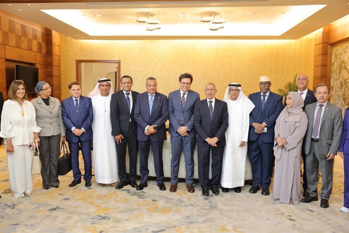 محافظ جنوب سيناء يعقد اجتماعًا مع خبراء الإعلام العربي