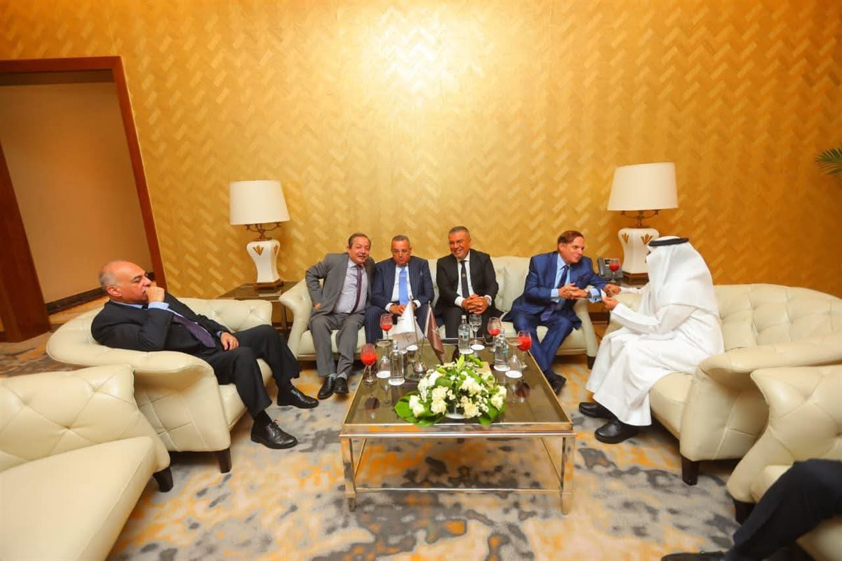 محافظ جنوب سيناء يعقد اجتماعًا مع خبراء الإعلام العربي