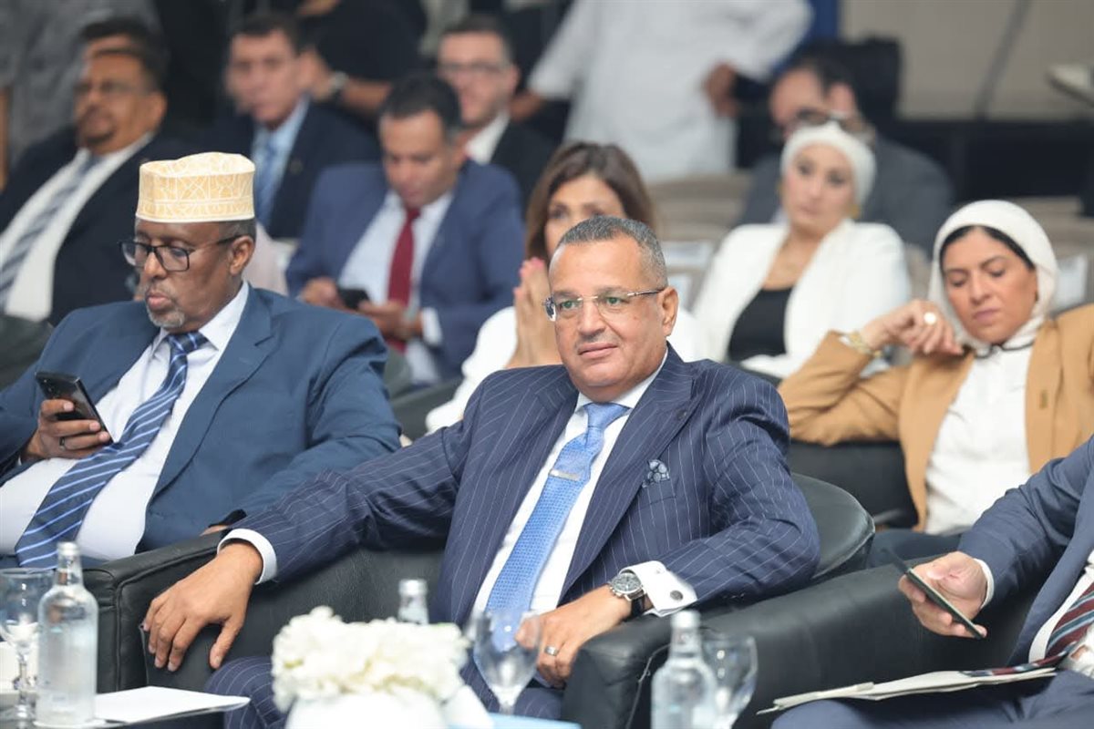 محافظ جنوب سيناء يعقد اجتماعًا مع خبراء الإعلام العربي