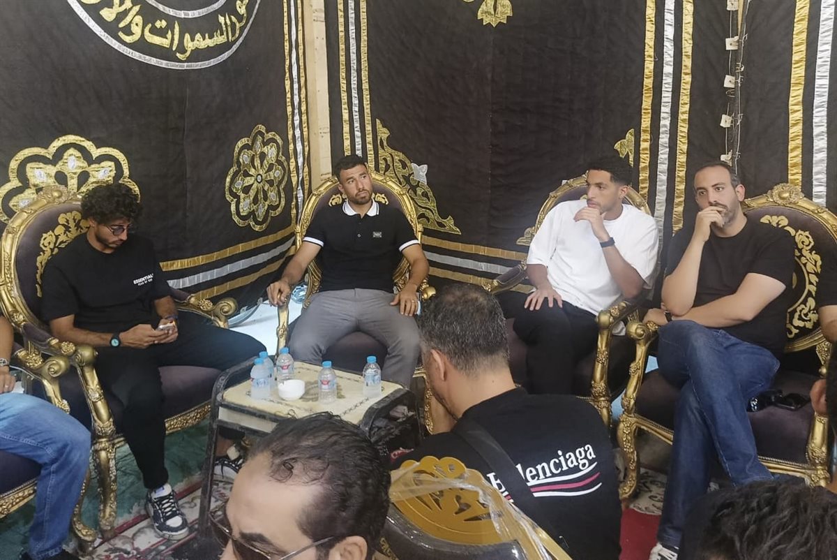 نجوم الأهلي يقدمون العزاء لـ الشناوي في وفاة والده