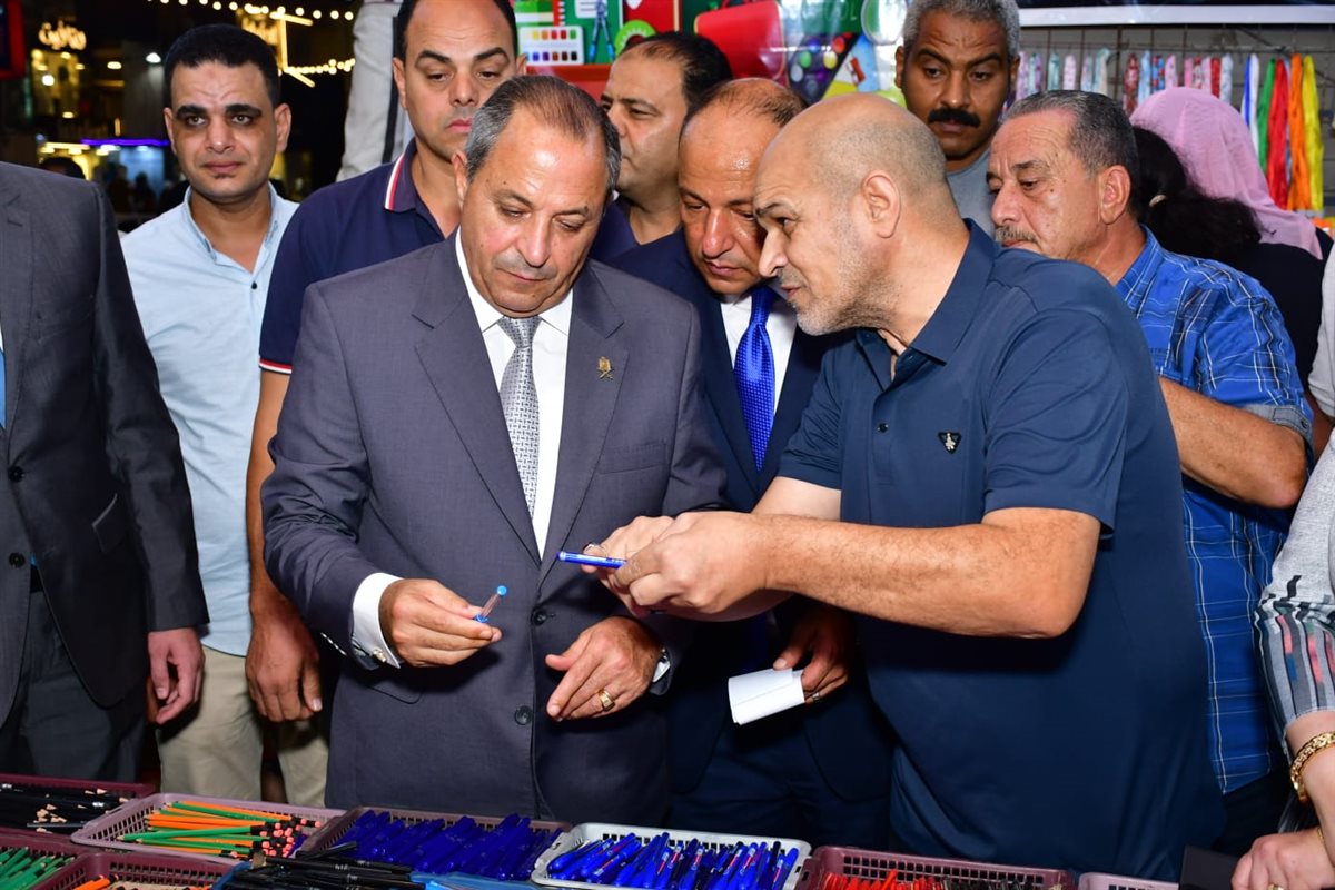 محافظ بورسعيد يفتتح أول معرض للأدوات المدرسية في مصر