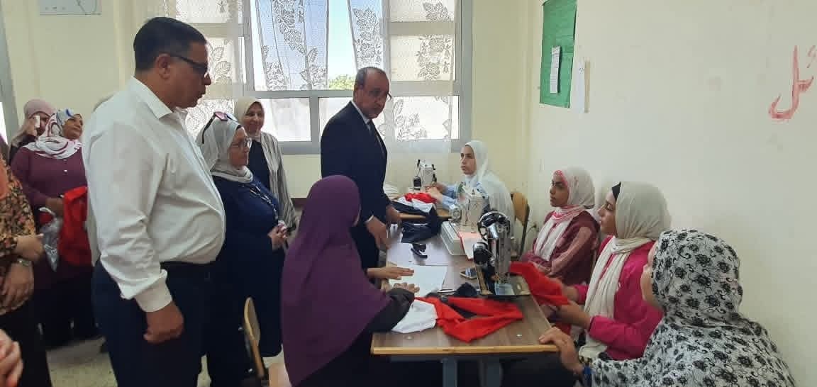 تعليم المنوفية يطلق أول وحدة منتجة لتدريب الطالبات على الخياطة بقرية صبايا العنب 