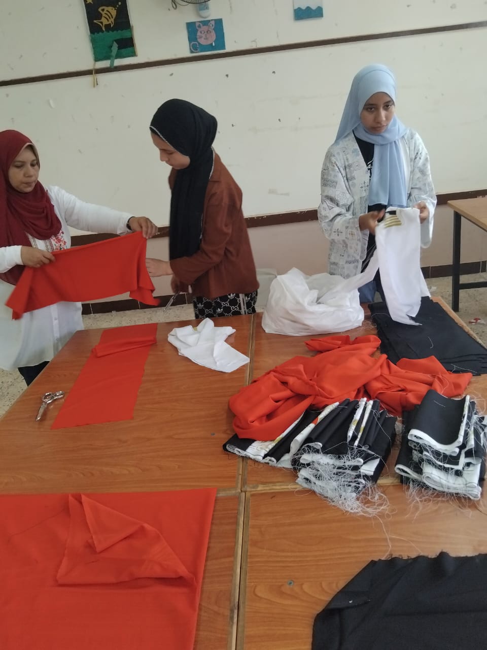 تعليم المنوفية يطلق أول وحدة منتجة لتدريب الطالبات على الخياطة بقرية صبايا العنب 