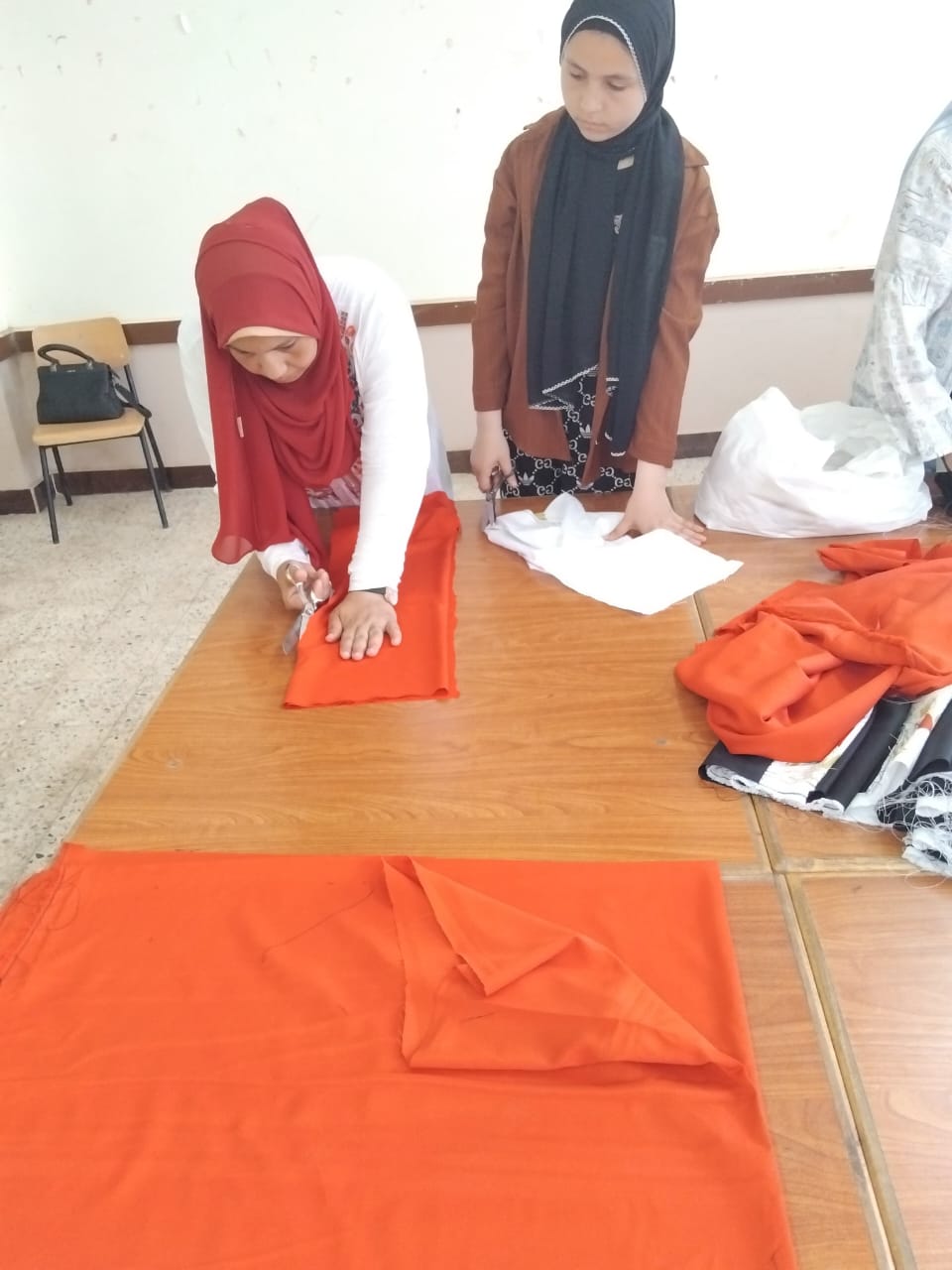 تعليم المنوفية يطلق أول وحدة منتجة لتدريب الطالبات على الخياطة بقرية صبايا العنب 