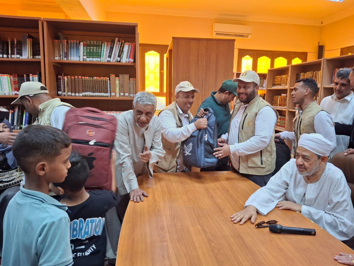 جابر الخواطر.. شيخ يوزع بنفسه شنط ومستلزمات المدارس على الطلاب لإدخال البهجة على قلوبهم قبل العام الدراسي الجديد<br> 