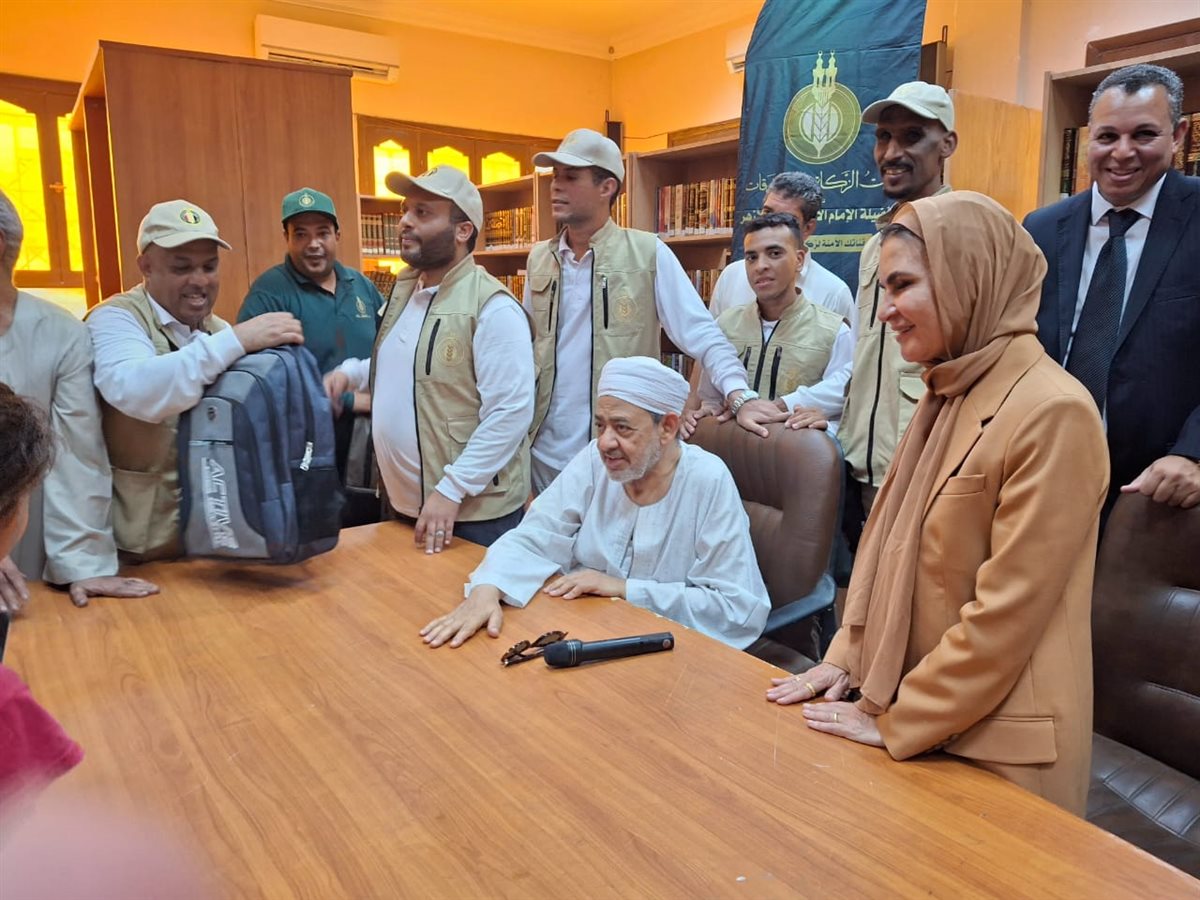 جابر الخواطر.. شيخ يوزع بنفسه شنط ومستلزمات المدارس على الطلاب لإدخال البهجة على قلوبهم قبل العام الدراسي الجديد<br> 