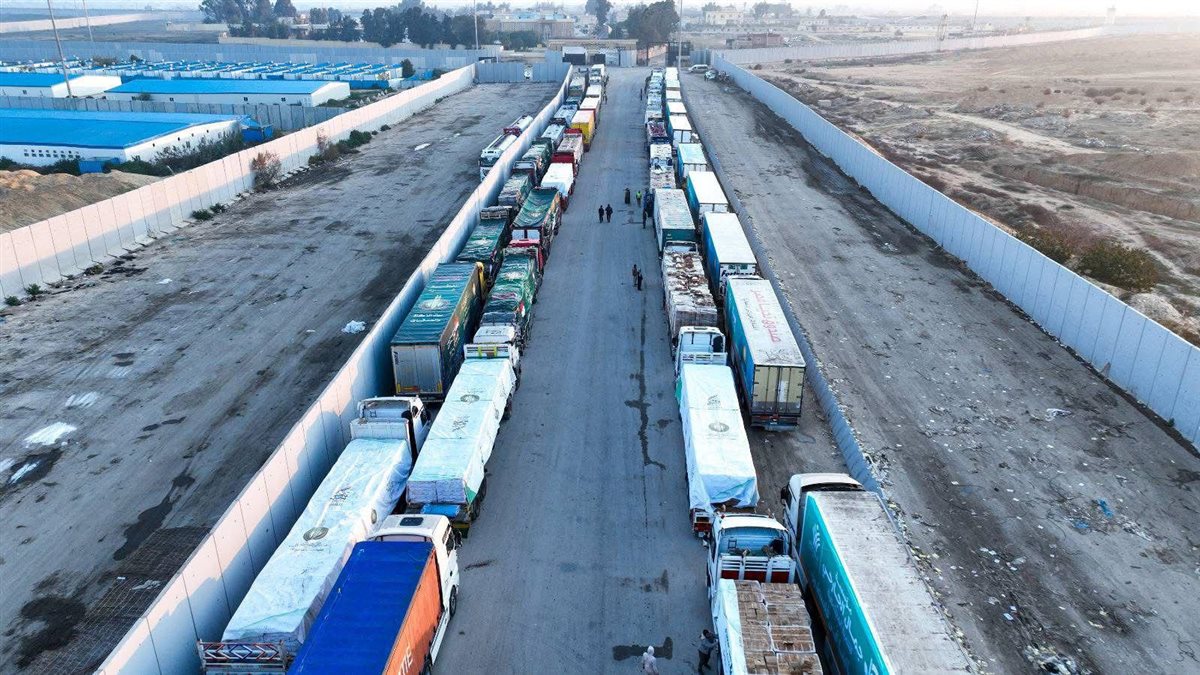 الهلال الأحمر المصري يدفع 180 شاحنة تحمل نحو 4400 طن مساعدات عاجلة عبر قافلة زاد العزة إلى غزة &nbsp;