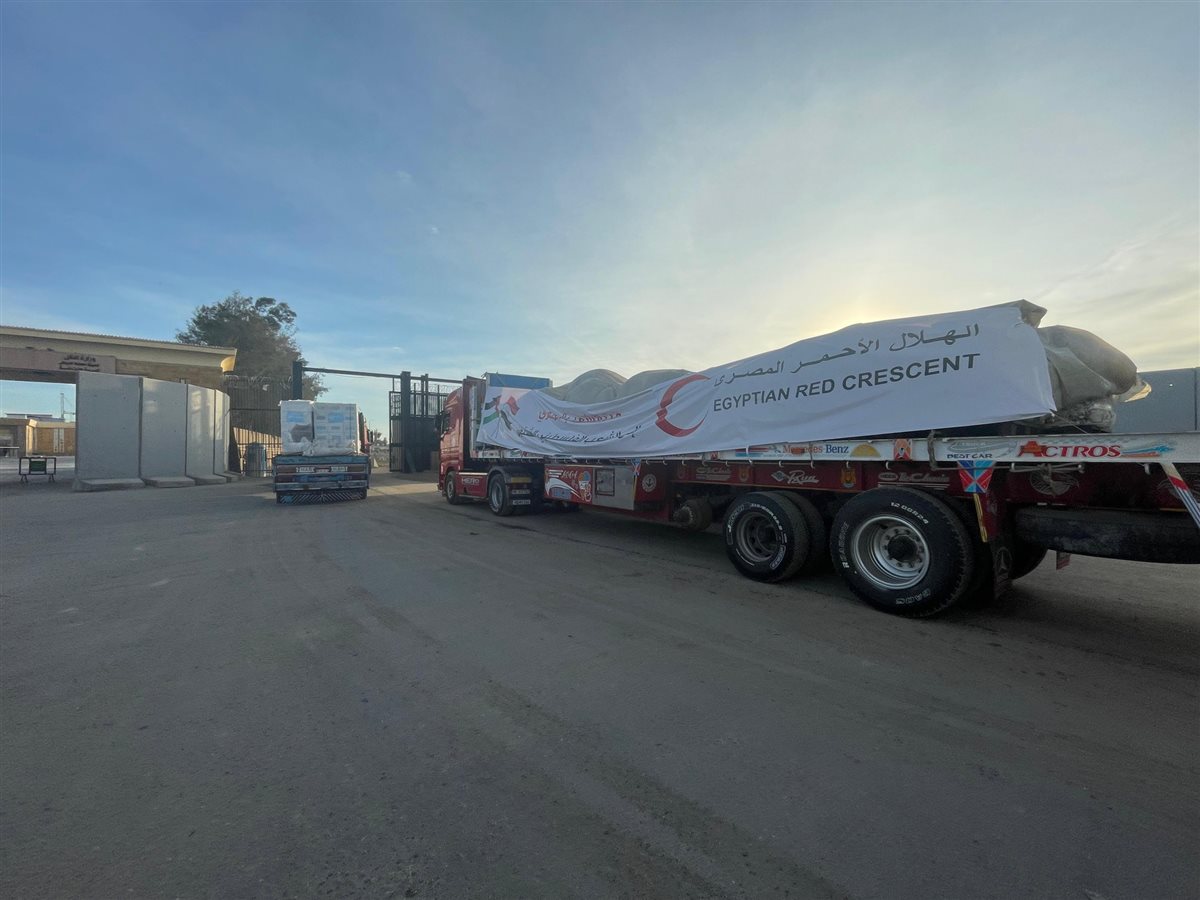 الهلال الأحمر المصري يدفع 180 شاحنة تحمل نحو 4400 طن مساعدات عاجلة عبر قافلة زاد العزة إلى غزة &nbsp;