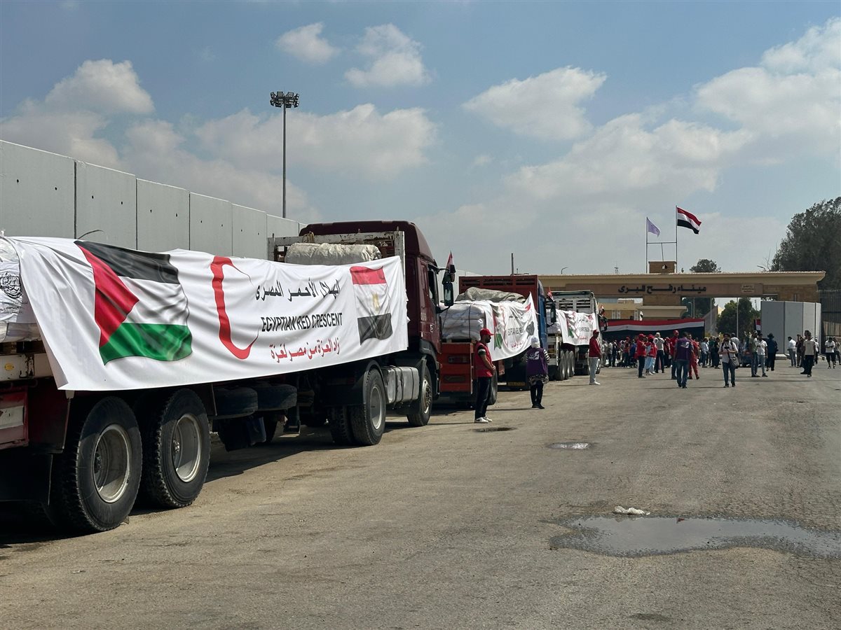 الهلال الأحمر المصري يدفع 180 شاحنة تحمل نحو 4400 طن مساعدات عاجلة عبر قافلة زاد العزة إلى غزة &nbsp;