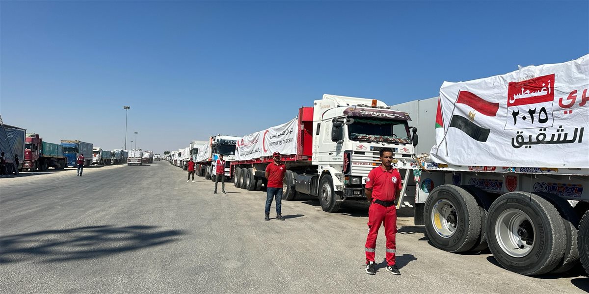 الهلال الأحمر المصري يدفع 180 شاحنة تحمل نحو 4400 طن مساعدات عاجلة عبر قافلة زاد العزة إلى غزة &nbsp;