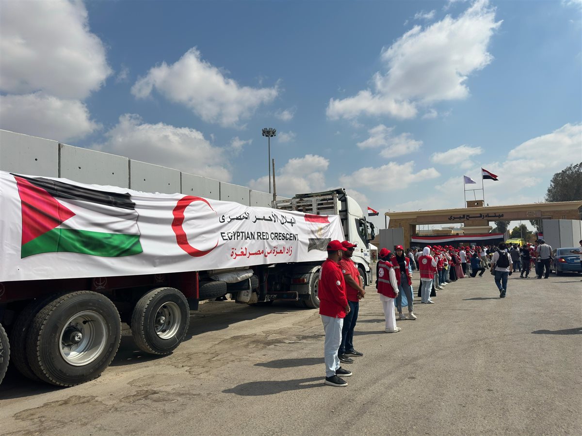 الهلال الأحمر المصري يدفع 180 شاحنة تحمل نحو 4400 طن مساعدات عاجلة عبر قافلة زاد العزة إلى غزة &nbsp;