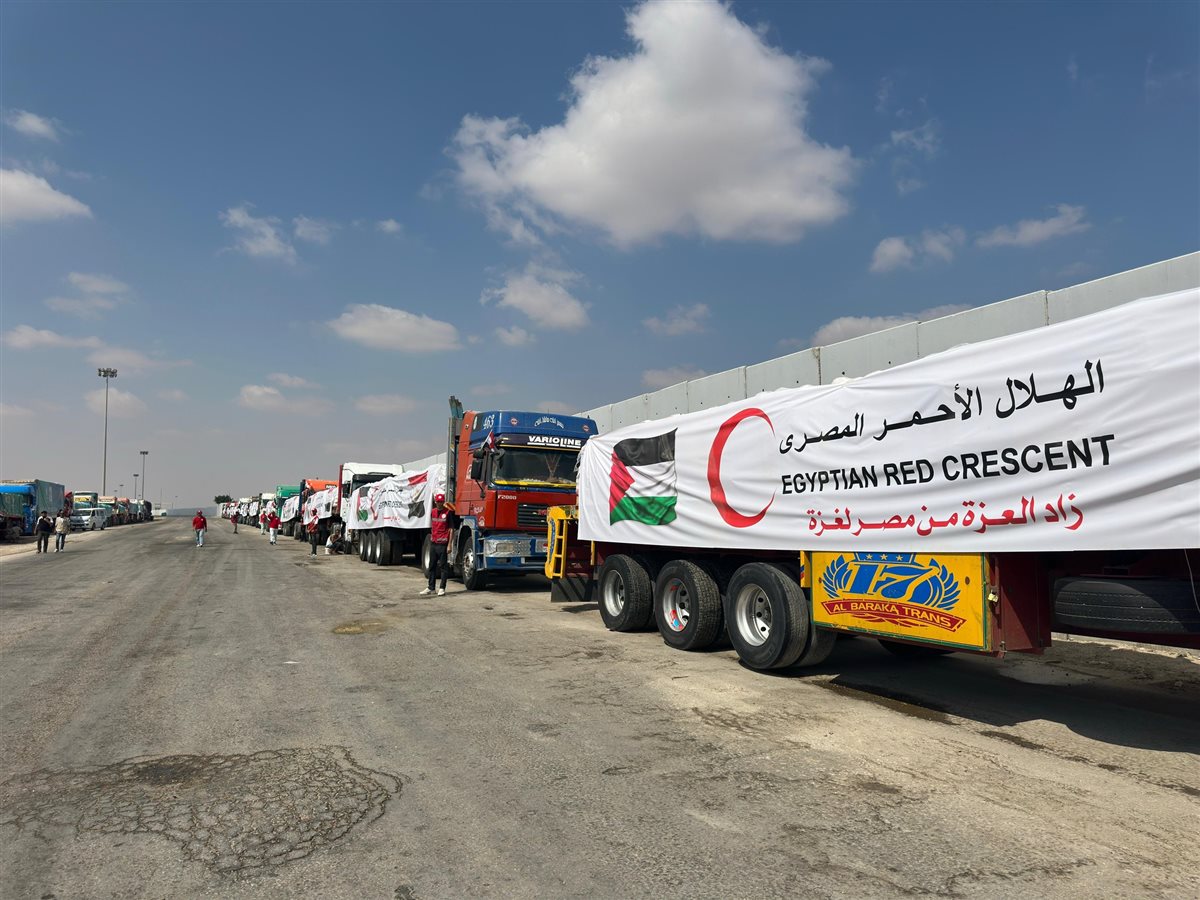 الهلال الأحمر المصري يدفع 180 شاحنة تحمل نحو 4400 طن مساعدات عاجلة عبر قافلة زاد العزة إلى غزة &nbsp;