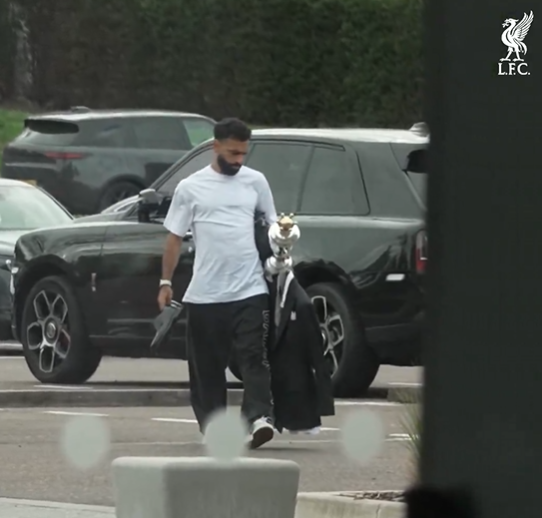 محمد صلاح رفقة جائزة أفضل لاعب في الدوري الإنجليزي