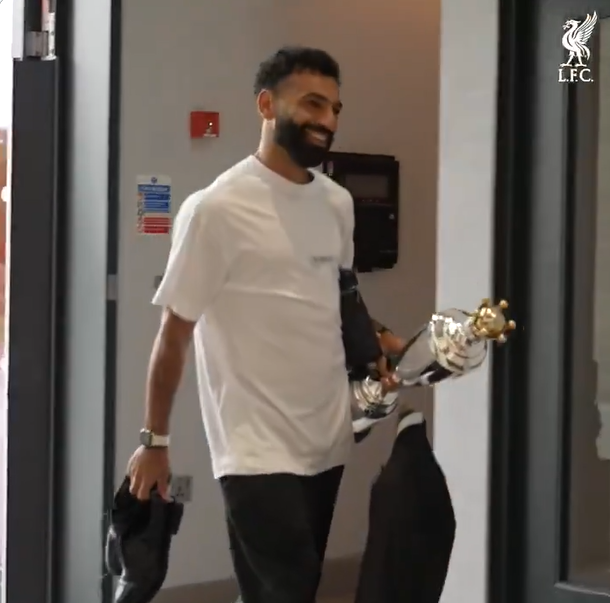 محمد صلاح رفقة جائزة أفضل لاعب في الدوري الإنجليزي