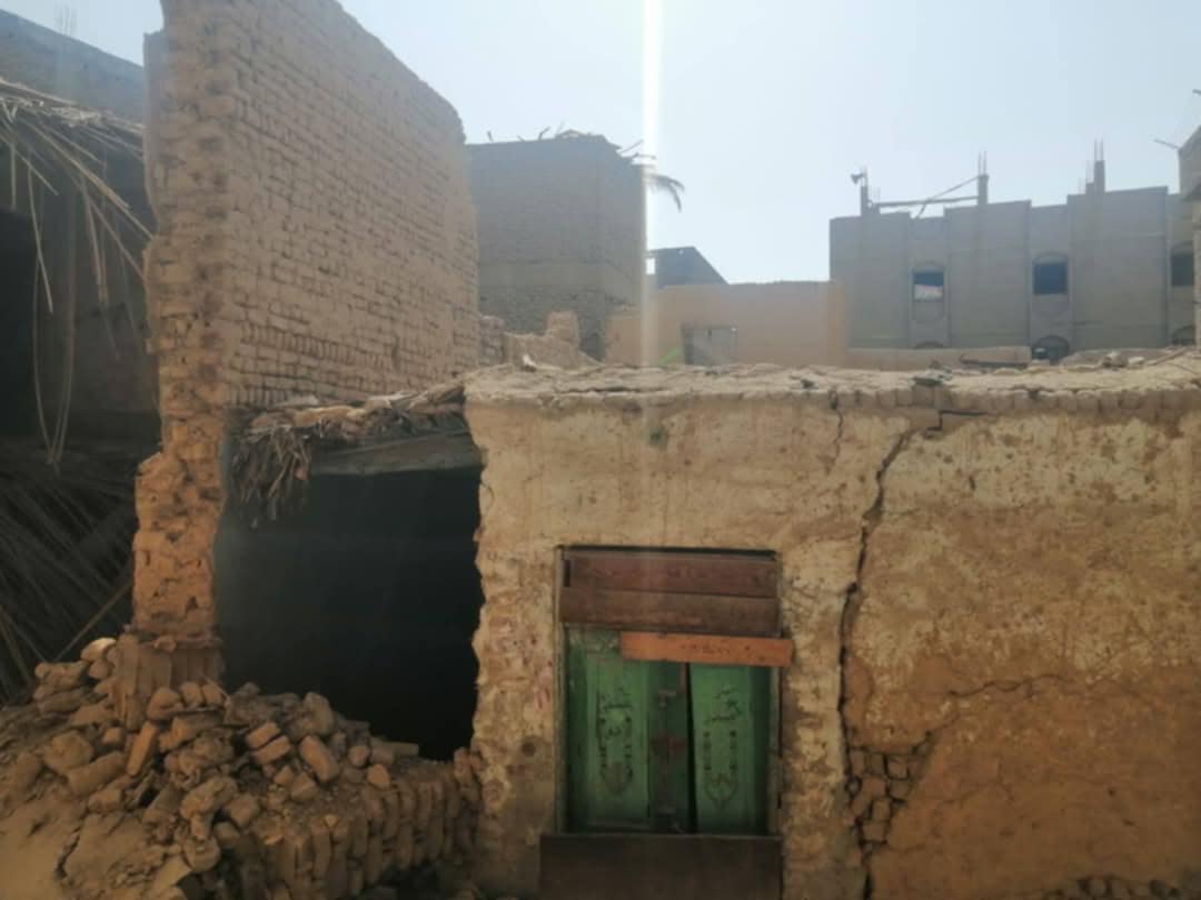 إزالة فورية لمنزل آيل للسقوط في قنا 