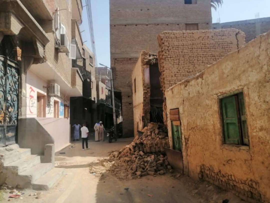 إزالة فورية لمنزل آيل للسقوط في قنا 