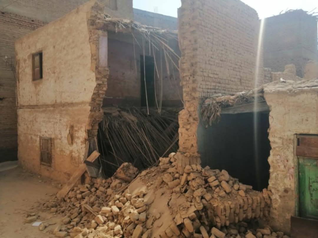 إزالة فورية لمنزل آيل للسقوط في قنا 