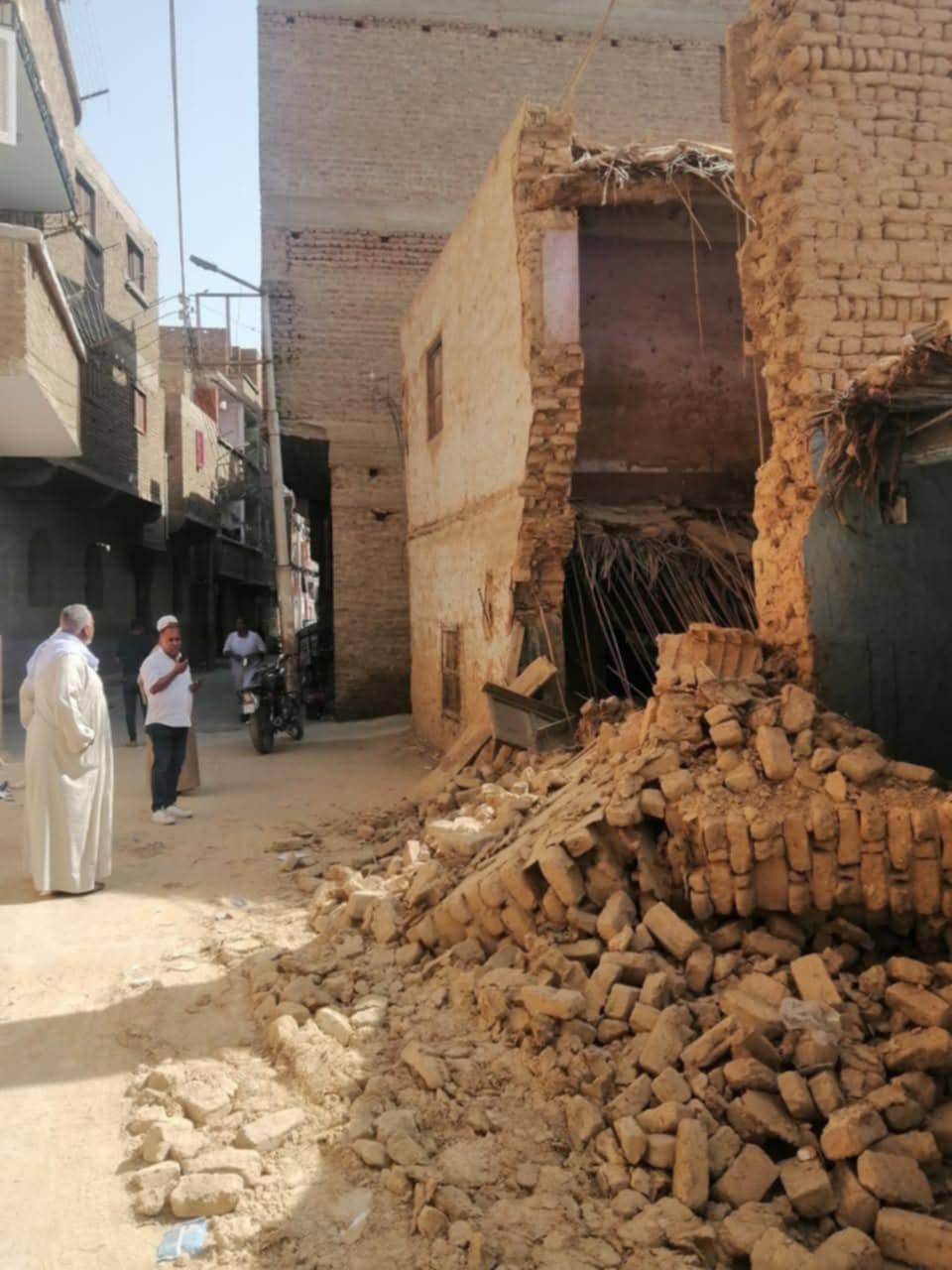 إزالة فورية لمنزل آيل للسقوط في قنا 