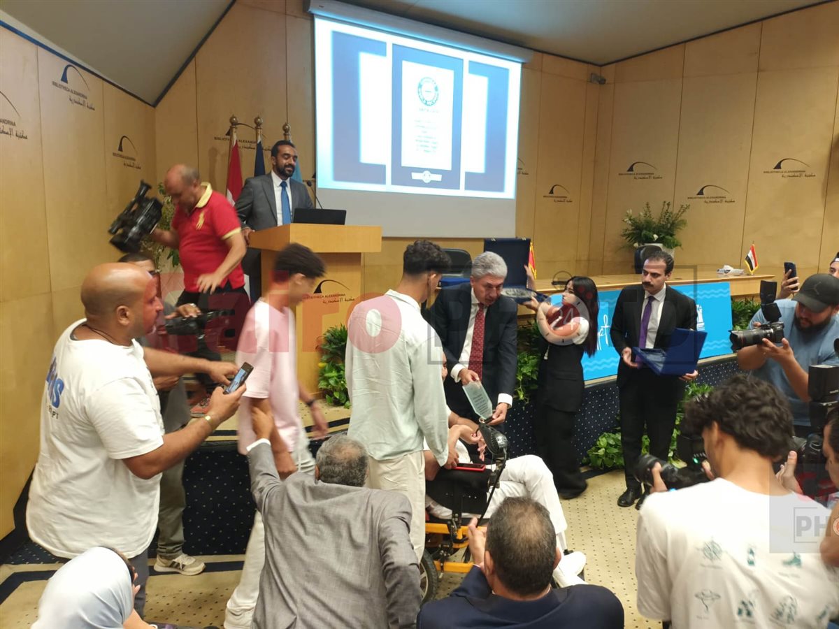 وزير السياحة يكرم البطل ولاء حافظ بعد تحطيمه الرقم القياسي للبقاء تحت الماء 