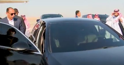 بن سلمان يستقبل الرئيس السيسي في مطار نيوم