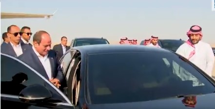 بن سلمان يستقبل الرئيس السيسي في مطار نيوم
