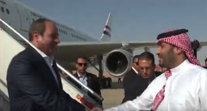 بن سلمان يستقبل الرئيس السيسي في مطار نيوم