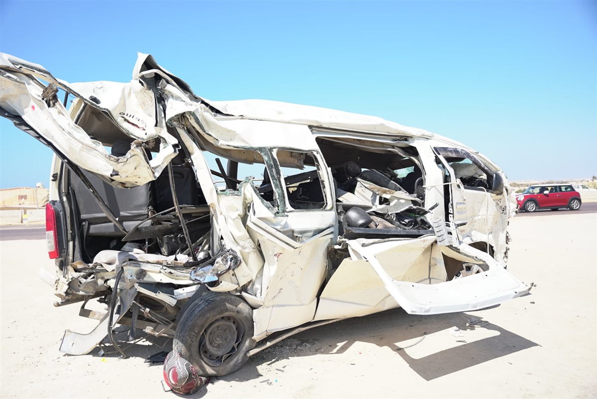 نائب محافظ مطروح يتفقد إعادة تسيير حركة الطريق الدولى الساحلى عقب حادث  تصادم عدد من السيارات