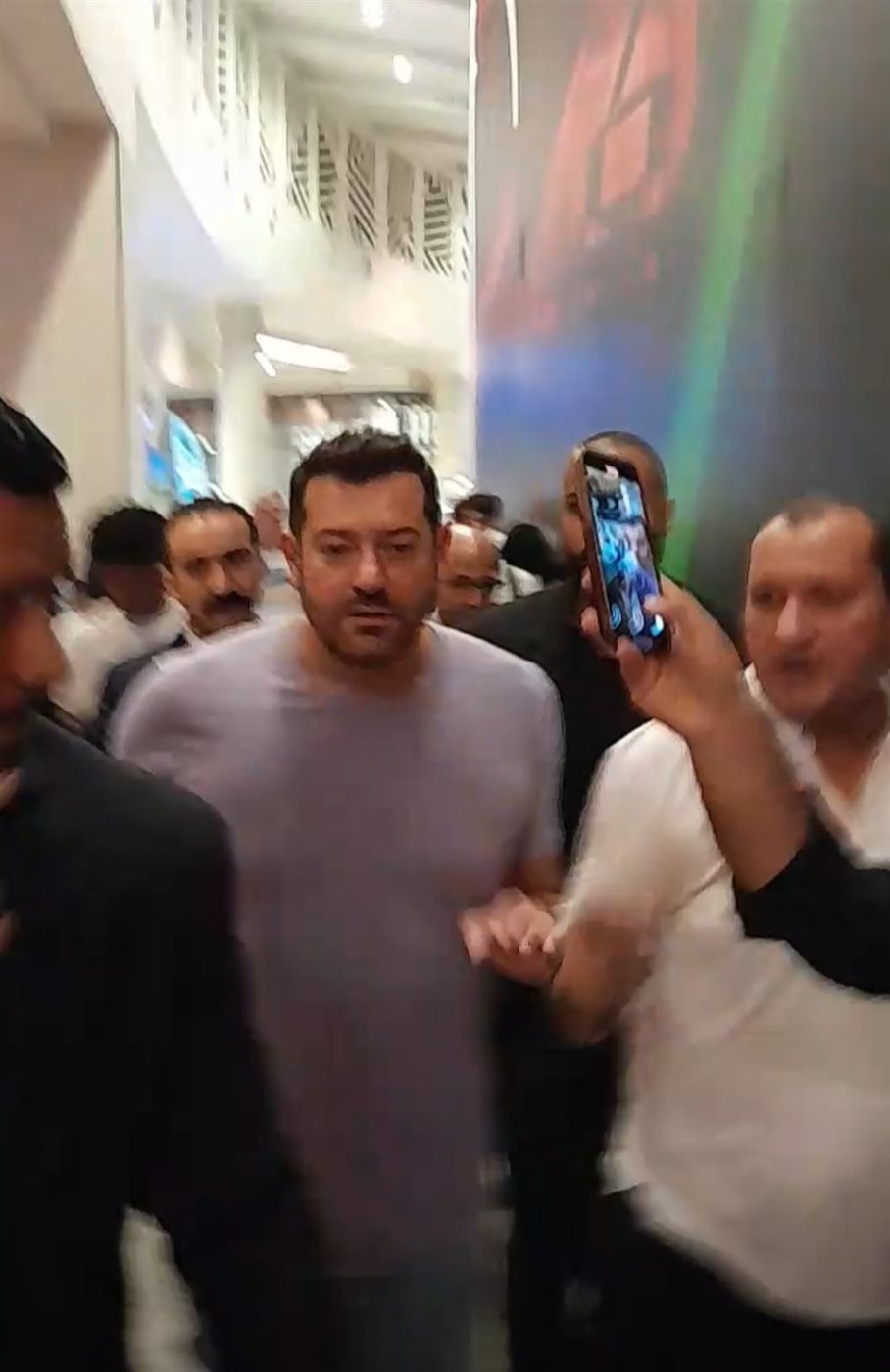 لحظة وصول عمرو يوسف 