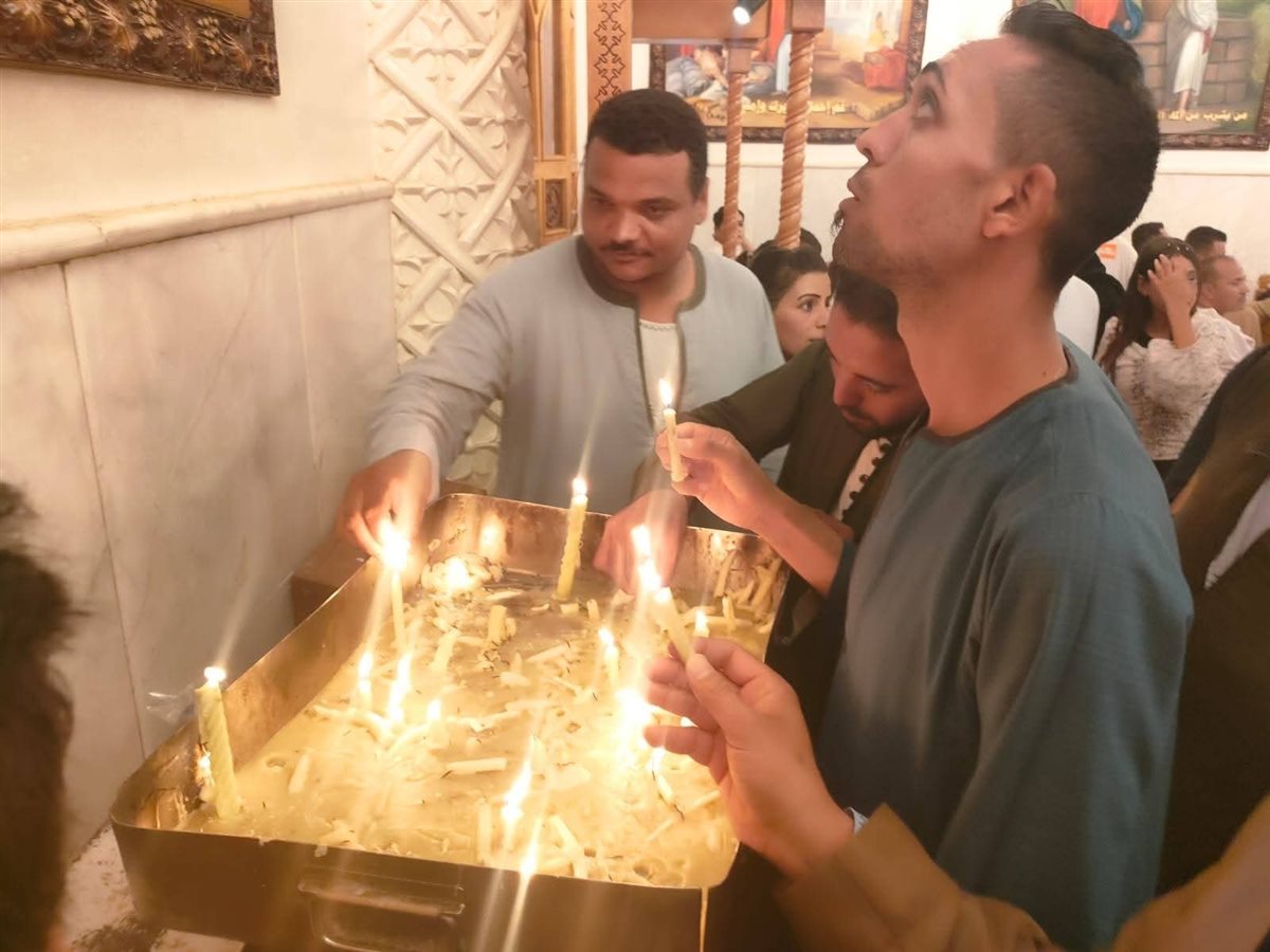 بالشموع اقباط الأقصر يحتفلون بالعدرا