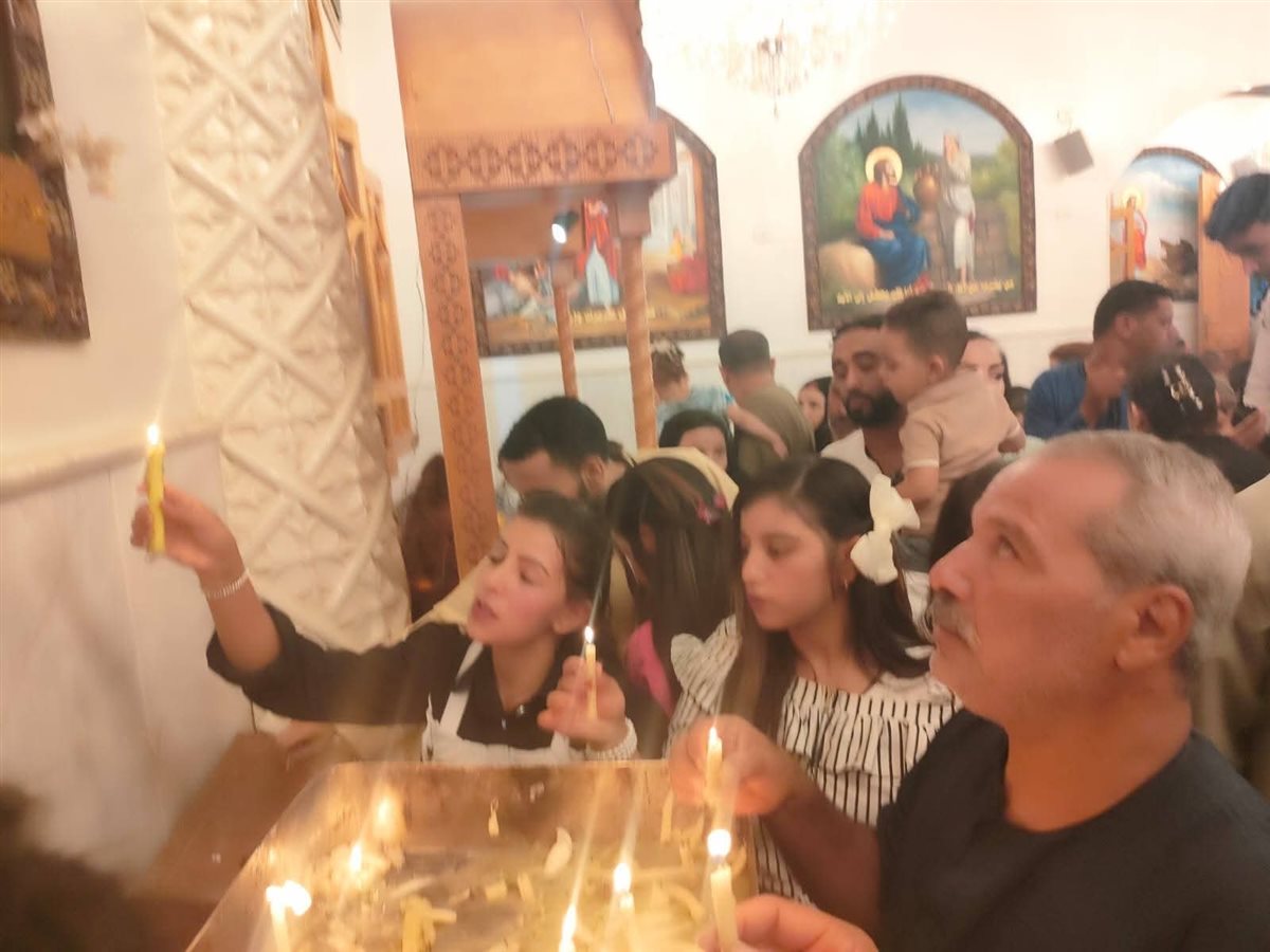 بالشموع اقباط الأقصر يحتفلون بالعدرا