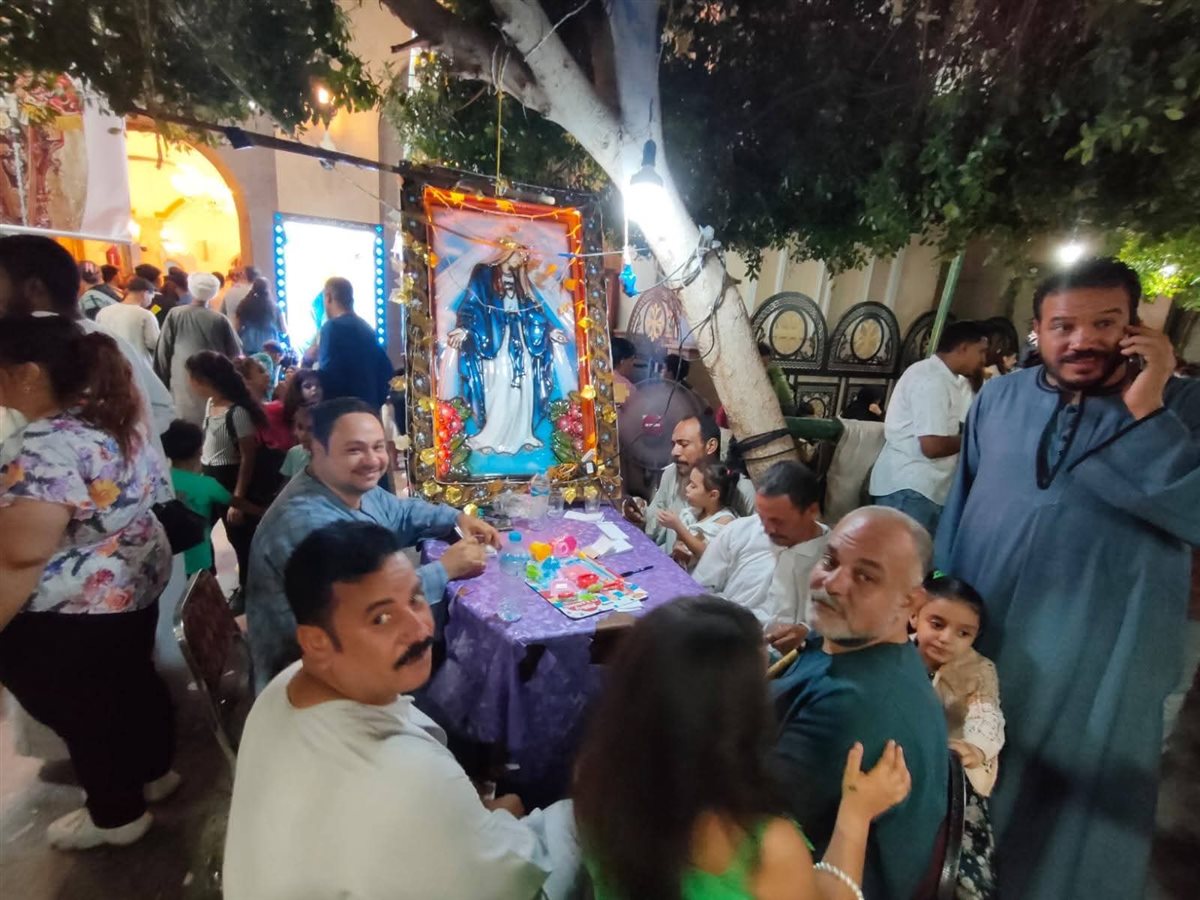 بالشموع اقباط الأقصر يحتفلون بالعدرا
