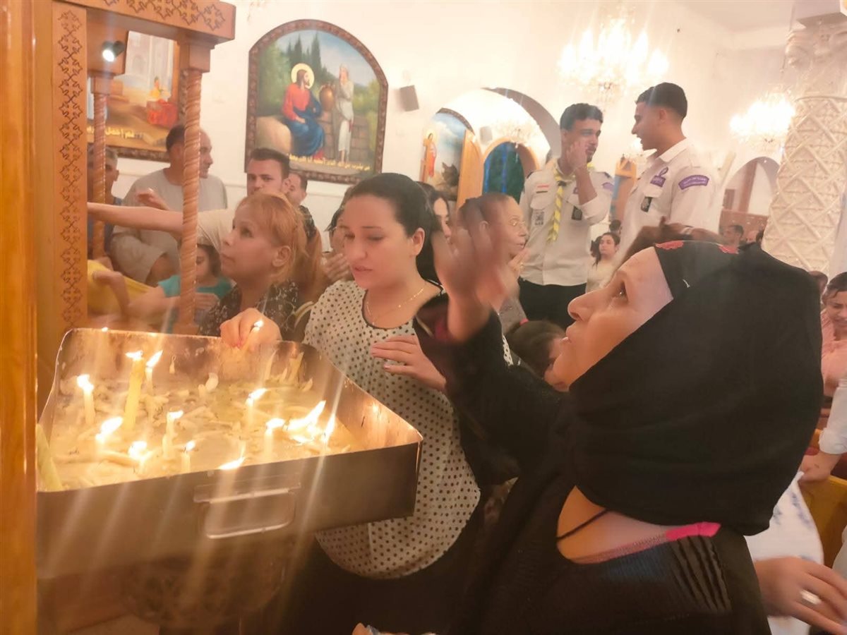 بالشموع اقباط الأقصر يحتفلون بالعدرا