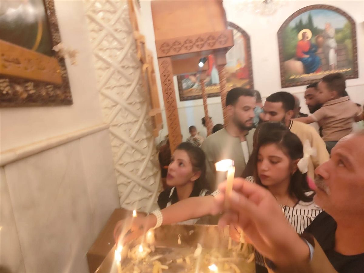 بالشموع اقباط الأقصر يحتفلون بالعدرا