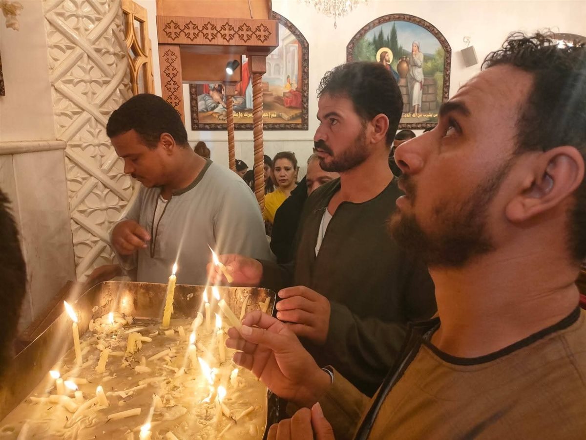 بالشموع اقباط الأقصر يحتفلون بالعدرا