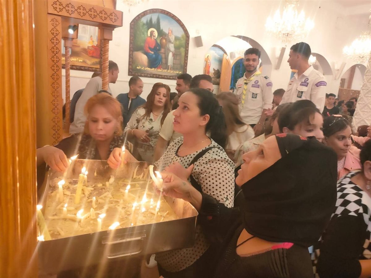 بالشموع اقباط الأقصر يحتفلون بالعدرا
