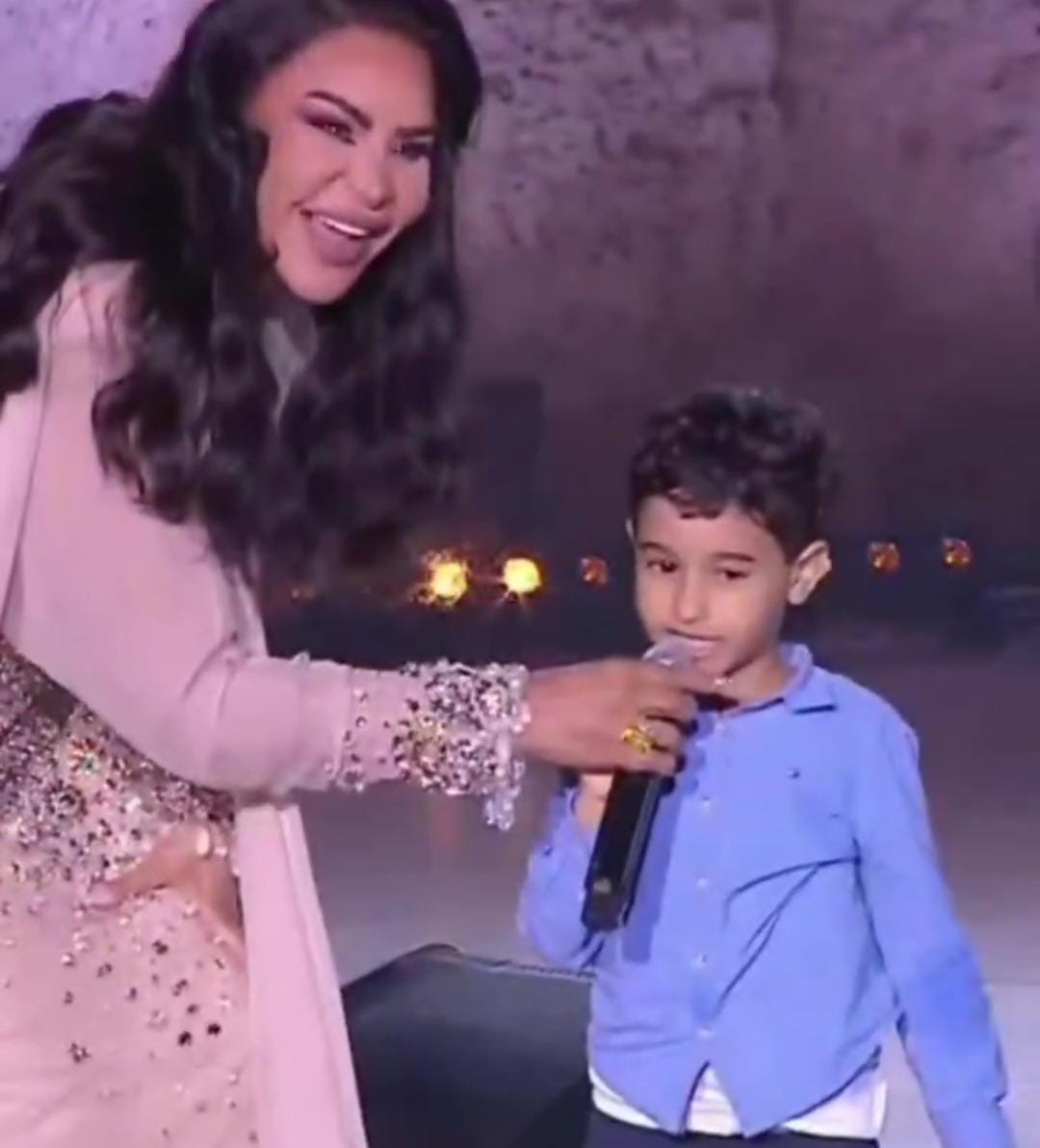 صغير يرافق أحلام على مسرح حفلها بختام مهرجان قرطاج ويغني برفقتها وياك وياك